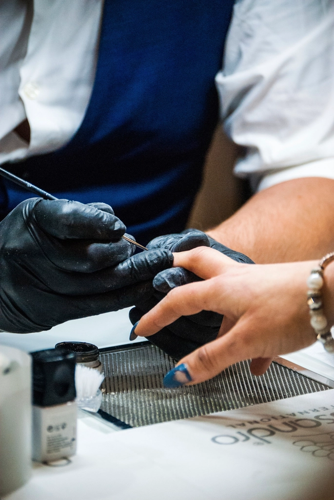 Manicure fazendo as unhas de cliente